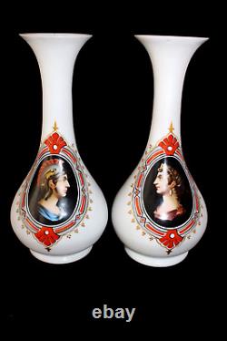 Paire d'antiques vases en verre opalin français, style Renaissance romaine, 1850-1890.