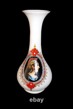 Paire d'antiques vases en verre opalin français, style Renaissance romaine, 1850-1890.