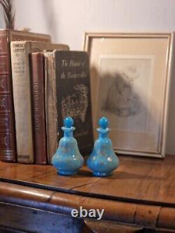 Paire de bouteilles de parfum en verre opalin bleu œuf de pigeon émaillé de l'époque victorienne de Moser.