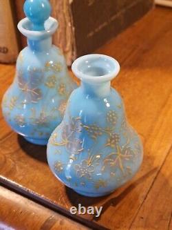 Paire de bouteilles de parfum en verre opalin bleu œuf de pigeon émaillé de l'époque victorienne de Moser.