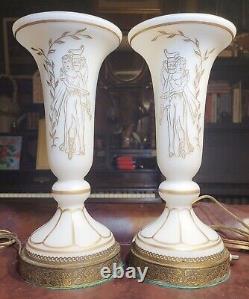 Paire de lampes de table en verre opalin néoclassique Art Déco antiques
