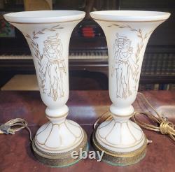 Paire de lampes de table en verre opalin néoclassique Art Déco antiques