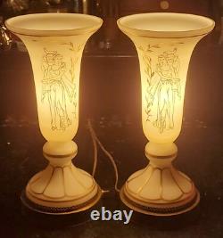 Paire de lampes de table en verre opalin néoclassique Art Déco antiques