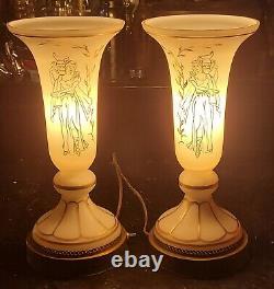 Paire de lampes de table en verre opalin néoclassique Art Déco antiques