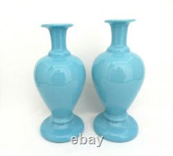 Paire de vases en verre d'art opaline bleu peints à la main de Bohême Tchèque