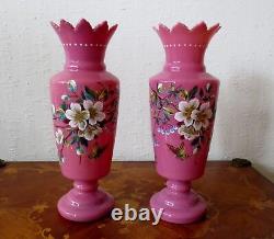 Paire de vases en verre opalin rose antique