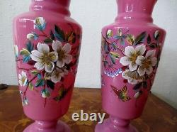 Paire de vases en verre opalin rose antique