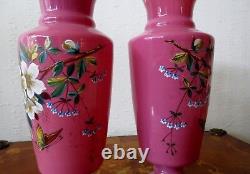 Paire de vases en verre opalin rose antique