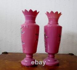 Paire de vases en verre opalin rose antique