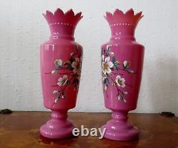 Paire de vases en verre opalin rose antique