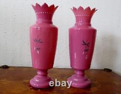 Paire de vases en verre opalin rose antique