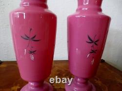 Paire de vases en verre opalin rose antique