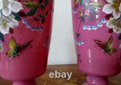 Paire de vases en verre opalin rose antique