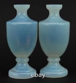 Paire de vases en verre opalin victoriens, chacun mesurant 16 cm de hauteur.