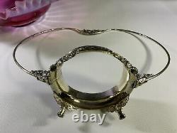 Panier de mariée Fenton antique en opalescent de canneberge avec bordure froncée et support métallique