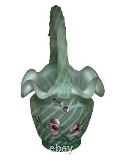 Panier en verre artistique à pois spiralés en satin opalin Fenton, peint à la main, avec tag, représentant des pois sucrés