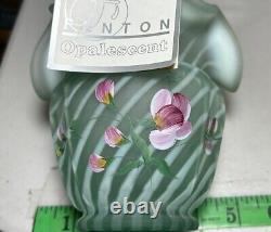 Panier en verre artistique à pois spiralés en satin opalin Fenton, peint à la main, avec tag, représentant des pois sucrés