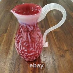 Pichet en verre Fenton Art Cranberry opalescent à motif de fougère