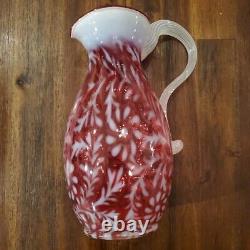 Pichet en verre Fenton Art Cranberry opalescent à motif de fougère
