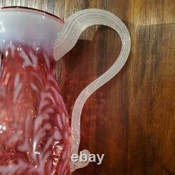 Pichet en verre Fenton Art Cranberry opalescent à motif de fougère