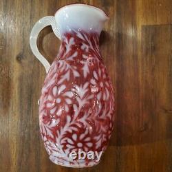 Pichet en verre Fenton Art Cranberry opalescent à motif de fougère