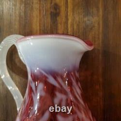 Pichet en verre Fenton Art Cranberry opalescent à motif de fougère