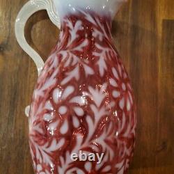 Pichet en verre Fenton Art Cranberry opalescent à motif de fougère