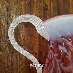 Pichet en verre Fenton Art Cranberry opalescent à motif de fougère
