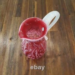 Pichet en verre Fenton Art Cranberry opalescent à motif de fougère