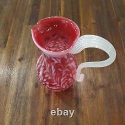 Pichet en verre Fenton Art Cranberry opalescent à motif de fougère