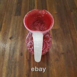 Pichet en verre Fenton Art Cranberry opalescent à motif de fougère
