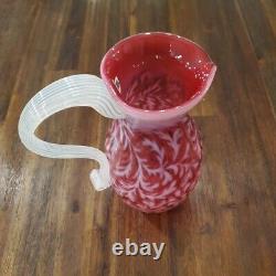 Pichet en verre Fenton Art Cranberry opalescent à motif de fougère