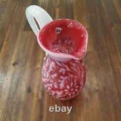 Pichet en verre Fenton Art Cranberry opalescent à motif de fougère