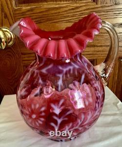 Pichet en verre opalescent cranberry Fenton Art Glass avec fougère et marguerite