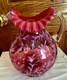 Pichet En Verre Opalescent Cranberry Fenton Art Glass Avec Fougère Et Marguerite