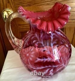Pichet en verre opalescent cranberry Fenton Art Glass avec fougère et marguerite