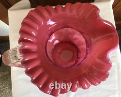 Pichet en verre opalescent cranberry Fenton Art Glass avec fougère et marguerite