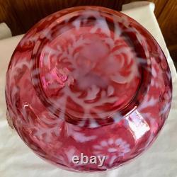 Pichet en verre opalescent cranberry Fenton Art Glass avec fougère et marguerite