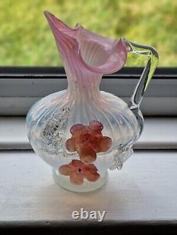 Pichet opalescent en verre de vaseline de style victorien avec appliques de fleurs anciennes de Stourbridge