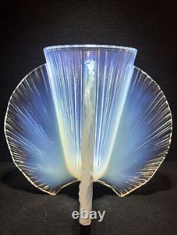 Pierre D'Avesn Rare Vase éventail en verre opalescent Art Déco français c. 1930