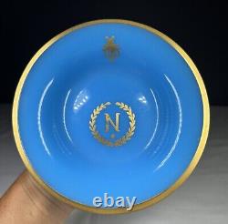 Plat Napoléon en verre opaline bleu français attribué à Baccarat avec dorure du 19ème siècle