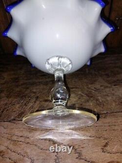 Présentoir à gâteaux en verre opalin savonneux de style Charles X vers 1820