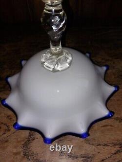 Présentoir à gâteaux en verre opalin savonneux de style Charles X vers 1820