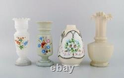 Quatre Vases Antiques En Verre D'art Opale Peint À La Main. Env. 1900