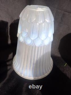 Quatre abat-jours en verre opalin vaseline Art Déco français antique