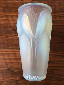 R. Lalique 1924 Perruches de Ceylan dans un vase opalescent bleu à feuillage