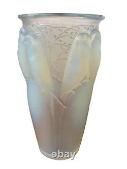 R. Lalique 1924 Perruches de Ceylan dans un vase opalescent bleu à feuillage