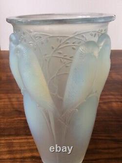 R. Lalique 1924 Perruches de Ceylan dans un vase opalescent bleu à feuillage