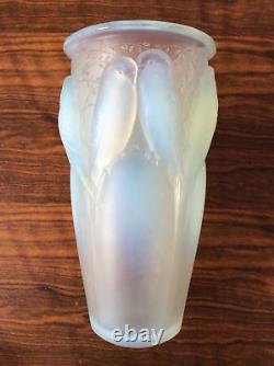 R. Lalique 1924 Perruches de Ceylan dans un vase opalescent bleu à feuillage