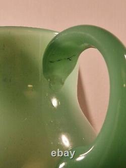 Rare Antique Art Deco Green Jadeite Opaline Uranium Glass Dimpled Pitcher Jug translates to: Rare Antique Art Déco Pichet à Anses en Verre d'Uranium Jadeite Opalin à Relief.